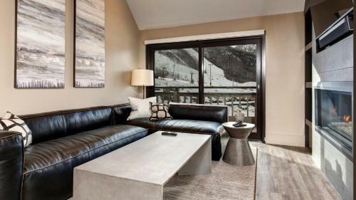 Village Loft 2 Bedroom Ski-in Ski-out!
