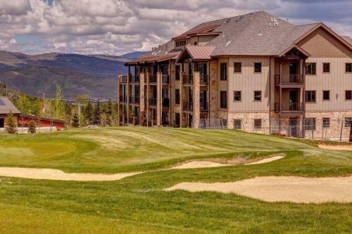 Pristine Condo On Golf Course And Walk To Gondola
