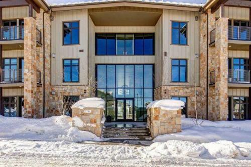 Pristine Condo On Golf Course And Walk To Gondola