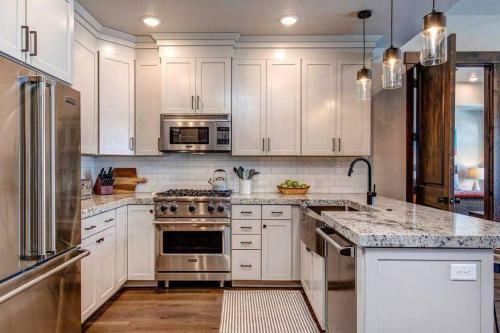 Pristine Condo On Golf Course And Walk To Gondola