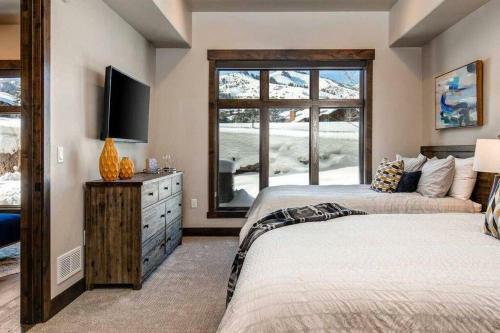 Pristine Condo On Golf Course And Walk To Gondola