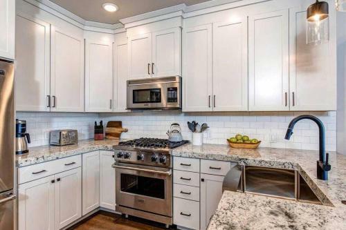 Pristine Condo On Golf Course And Walk To Gondola