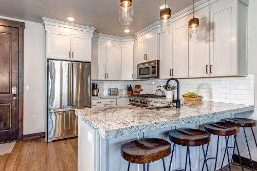 Pristine Condo On Golf Course And Walk To Gondola
