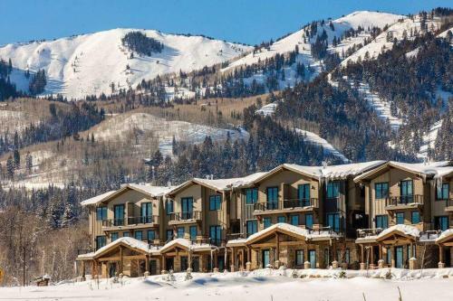 Pristine Condo On Golf Course And Walk To Gondola