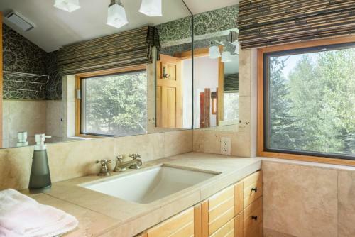 Nightstar - Charming Rustic Cabin W Large Balcony & Sauna