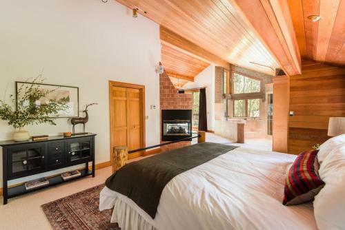 Nightstar - Charming Rustic Cabin W Large Balcony & Sauna
