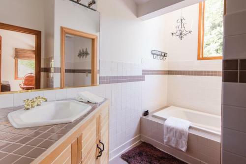 Nightstar - Charming Rustic Cabin W Large Balcony & Sauna