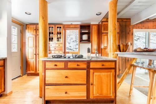 Treetop - Rustic Secluded Cabin W Fireplace & Views