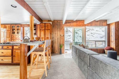 Treetop - Rustic Secluded Cabin W Fireplace & Views