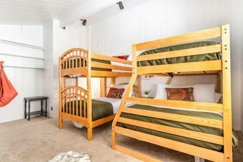Treetop - Rustic Secluded Cabin W Fireplace & Views