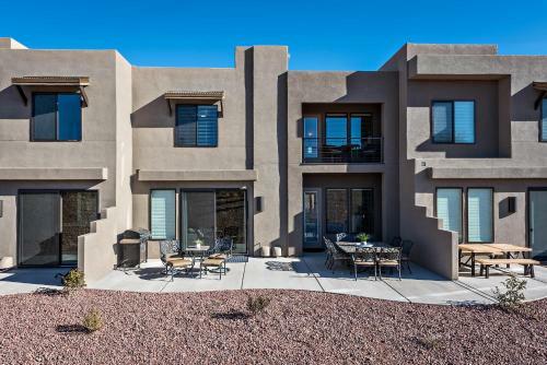 Villa Livin' On The Ledge
