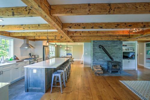 Pet-friendly House With Deck - 10 Mi To Stowe Mtn!