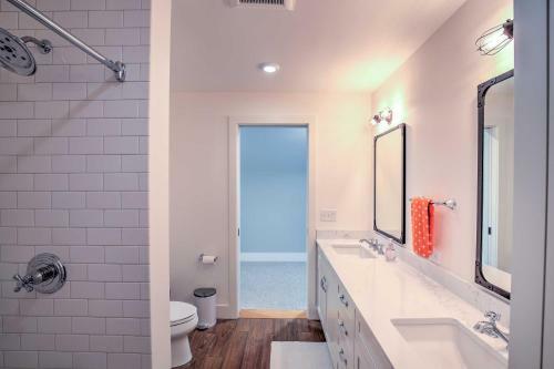 Pet-friendly House With Deck - 10 Mi To Stowe Mtn!
