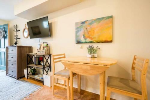 Historic 2br Townhouse + Loft + Studio On Queen St