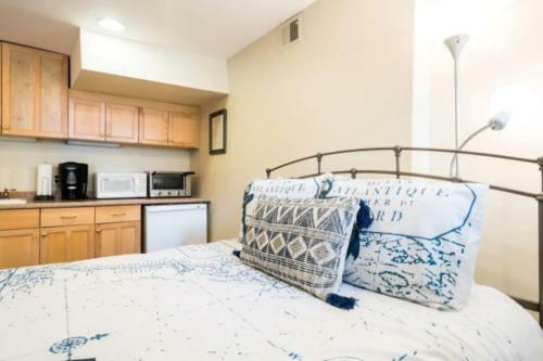 Historic 2br Townhouse + Loft + Studio On Queen St