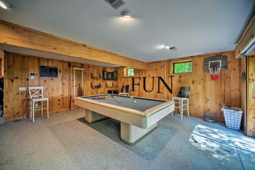 Wilmington Retreat With Deck, Lake Views And Game Room