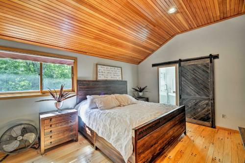 Wilmington Retreat With Deck, Lake Views And Game Room