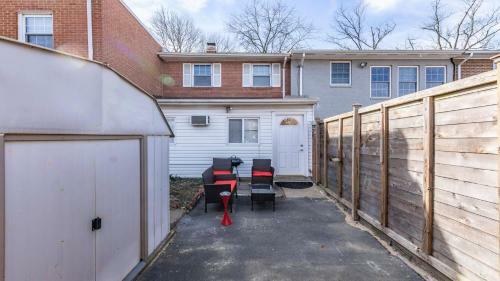 Charming 3br House Cozysuites Pool Table