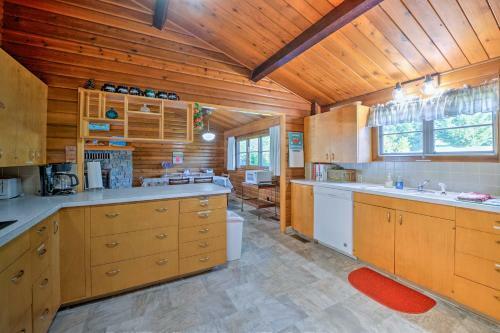 Waterfront Manson Cabin On Lake Chelan With Deck!