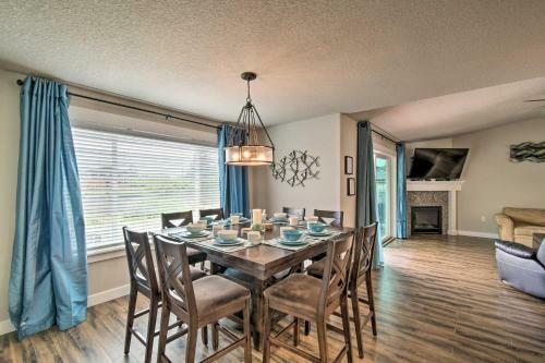 Waterfront Getaway With Private Hot Tub And Dock!