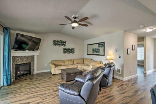 Waterfront Getaway With Private Hot Tub And Dock!
