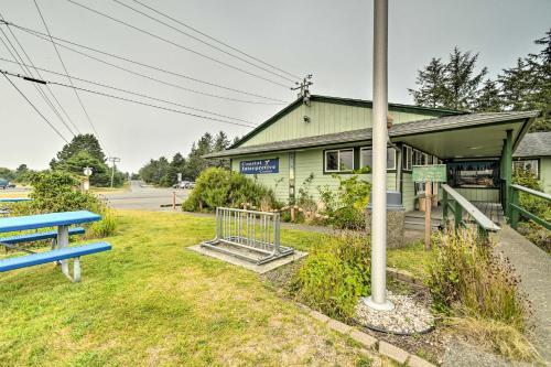 Waterfront Getaway With Private Hot Tub And Dock!