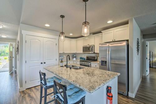 Waterfront Getaway With Private Hot Tub And Dock!