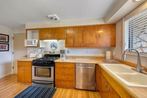 2 Bed 1 Bath Vacation Home In Newport