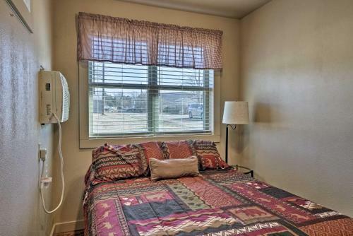 Charming Cabin With Patio - Walk To Table Rock!