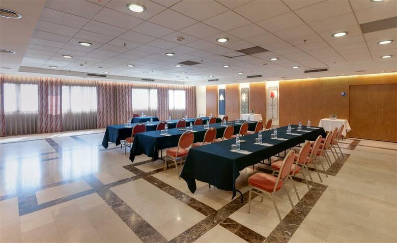 Hotel Port Valencia Azafata