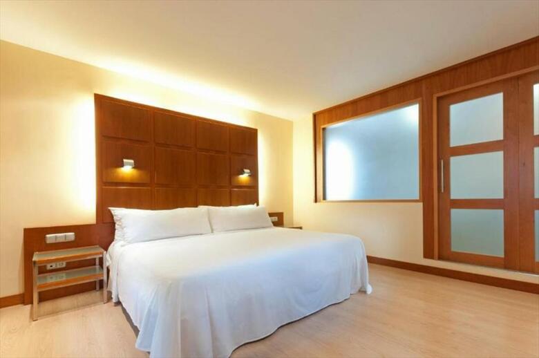 Hotel Port Valencia Azafata