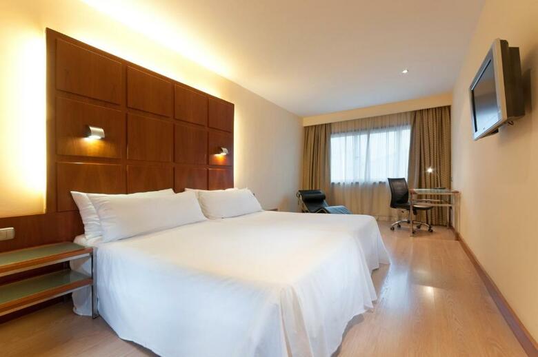 Hotel Port Valencia Azafata