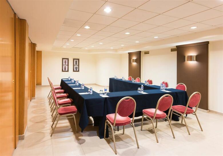 Hotel Port Valencia Azafata
