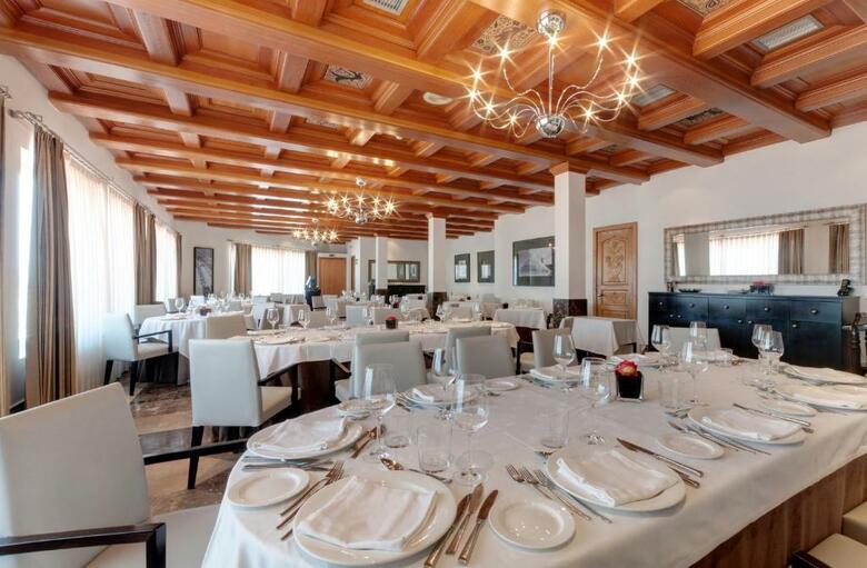 Hotel Port Valencia Azafata