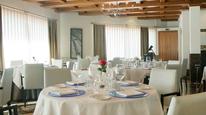 Hotel Port Valencia Azafata