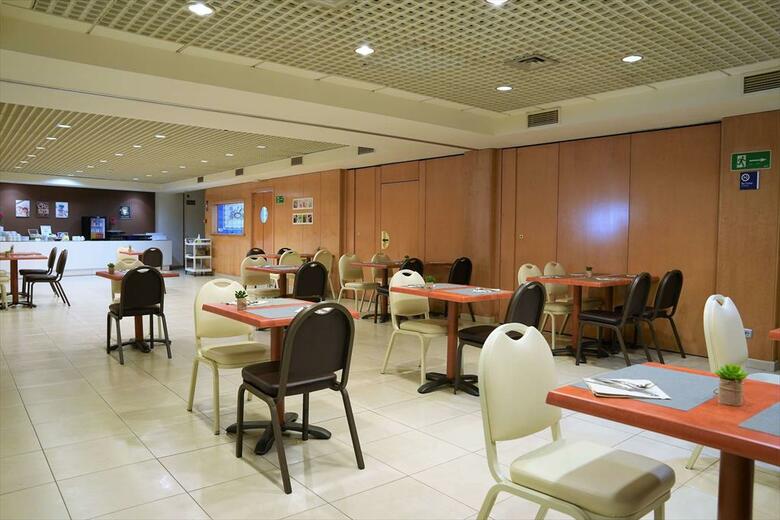 Hotel Port Valencia Azafata