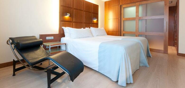 Hotel Port Valencia Azafata