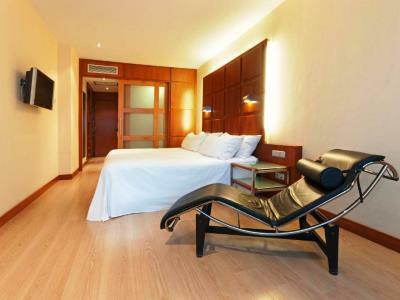 Hotel Port Valencia Azafata
