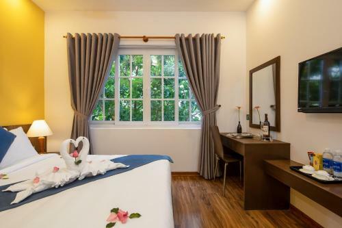 Triple Riverside Villa Hotel Hoian