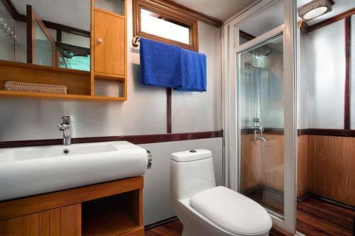 Hostal Room In Boat - Halong Bay Cruise For Backpackers