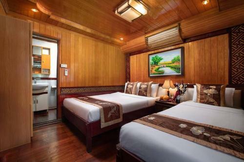 Hostal Room In Boat - Halong Bay Cruise For Backpackers