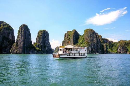 Hostal Room In Boat - Halong Bay Cruise For Backpackers