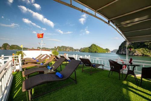 Hostal Room In Boat - Halong Bay Cruise For Backpackers