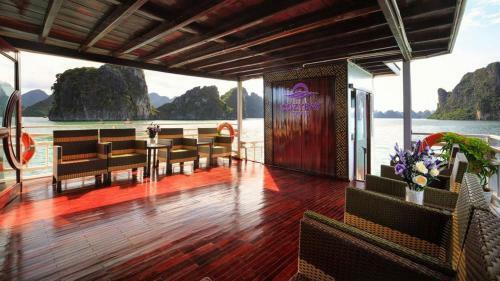 Hostal Room In Boat - Halong Bay Cruise For Backpackers