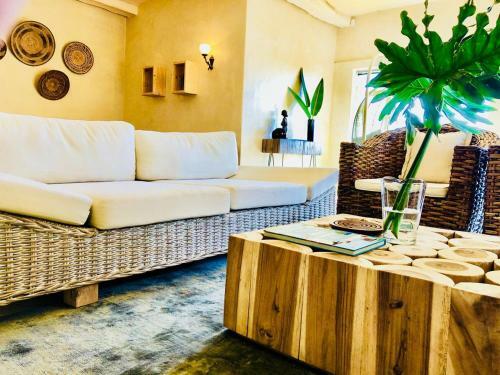 Sun & Sea In A Downtown Mediterranean Villa
