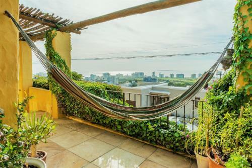 Sun & Sea In A Downtown Mediterranean Villa