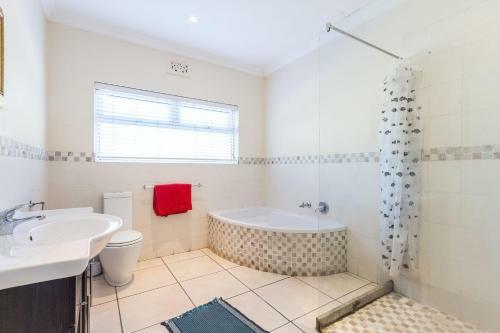 Lodge Large Group Holiday Home Pool, Braai, Dstv, Wifi