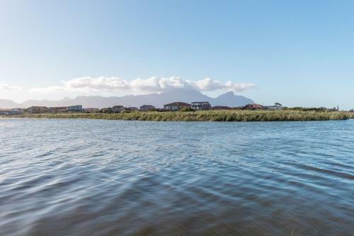 Lodge Large Group Holiday Home Pool, Braai, Dstv, Wifi