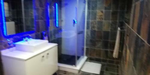 Hostal Gold Crest Guesthouse