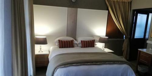 Hostal Gold Crest Guesthouse